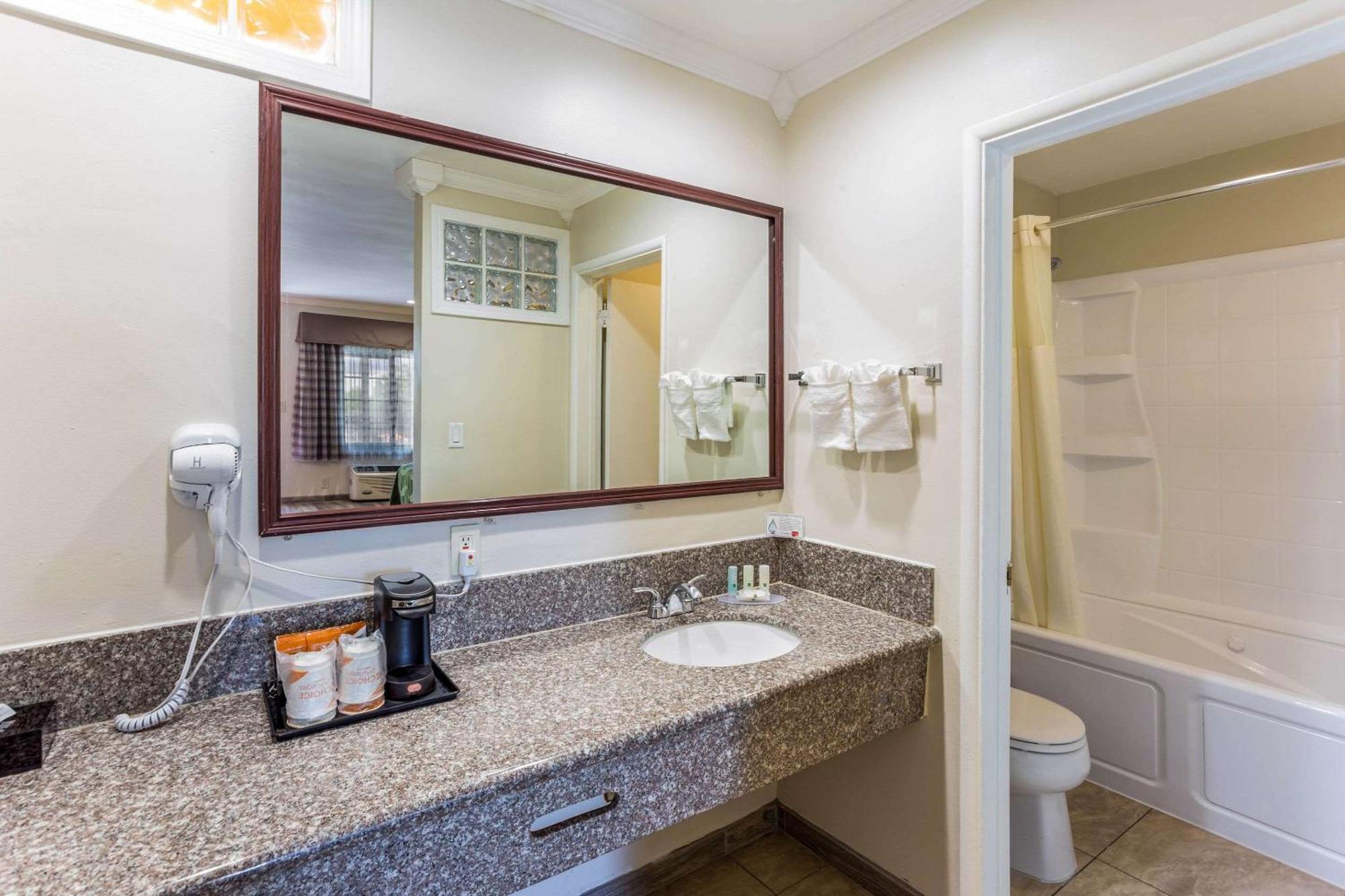 Quality Inn Escondido San Diego North County Exterior photo