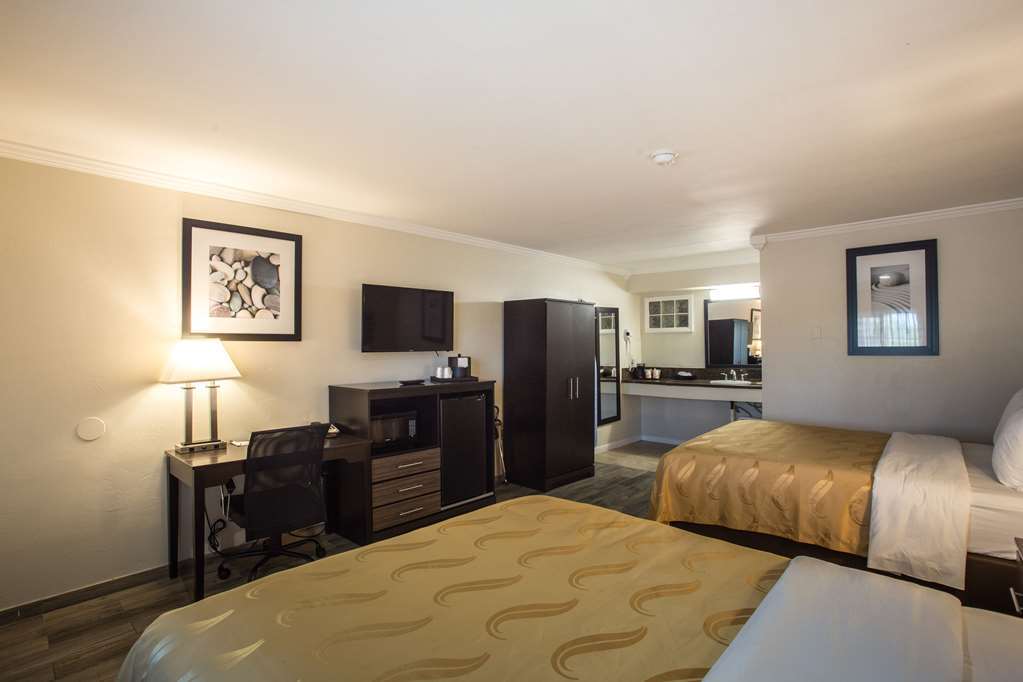 Quality Inn Escondido San Diego North County Room photo